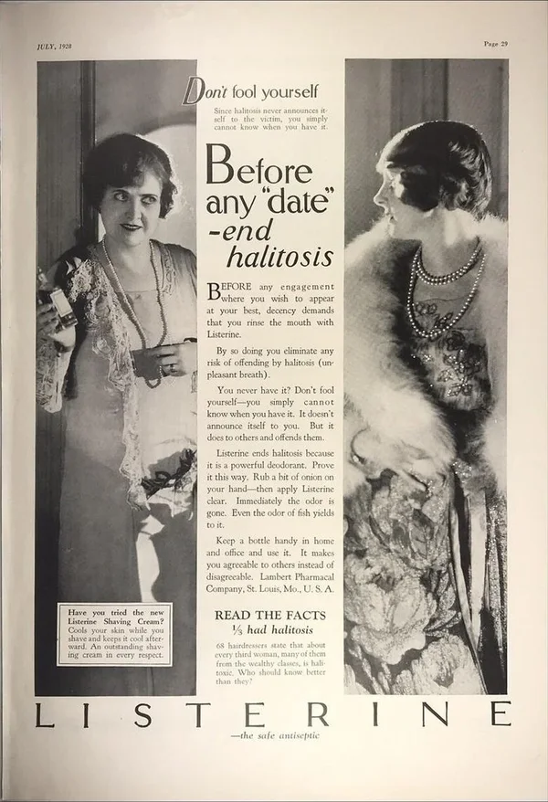 Anuncio de revista de Listerine de 1928. Una mujer se asoma a una puerta mientras otra, con estola de piel, se aleja. En el centro, el titular «Before any “date”, end halitosis» y, al pie, la marca con el lema «the safe antiseptic».