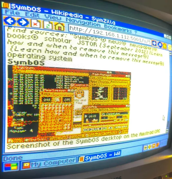Monitor Philips con SymbOS en un MSX. En una ventana del navegador SymZilla se ve el artículo de Wikipedia sobre el propio SymbOS, con su barra de tareas abajo.